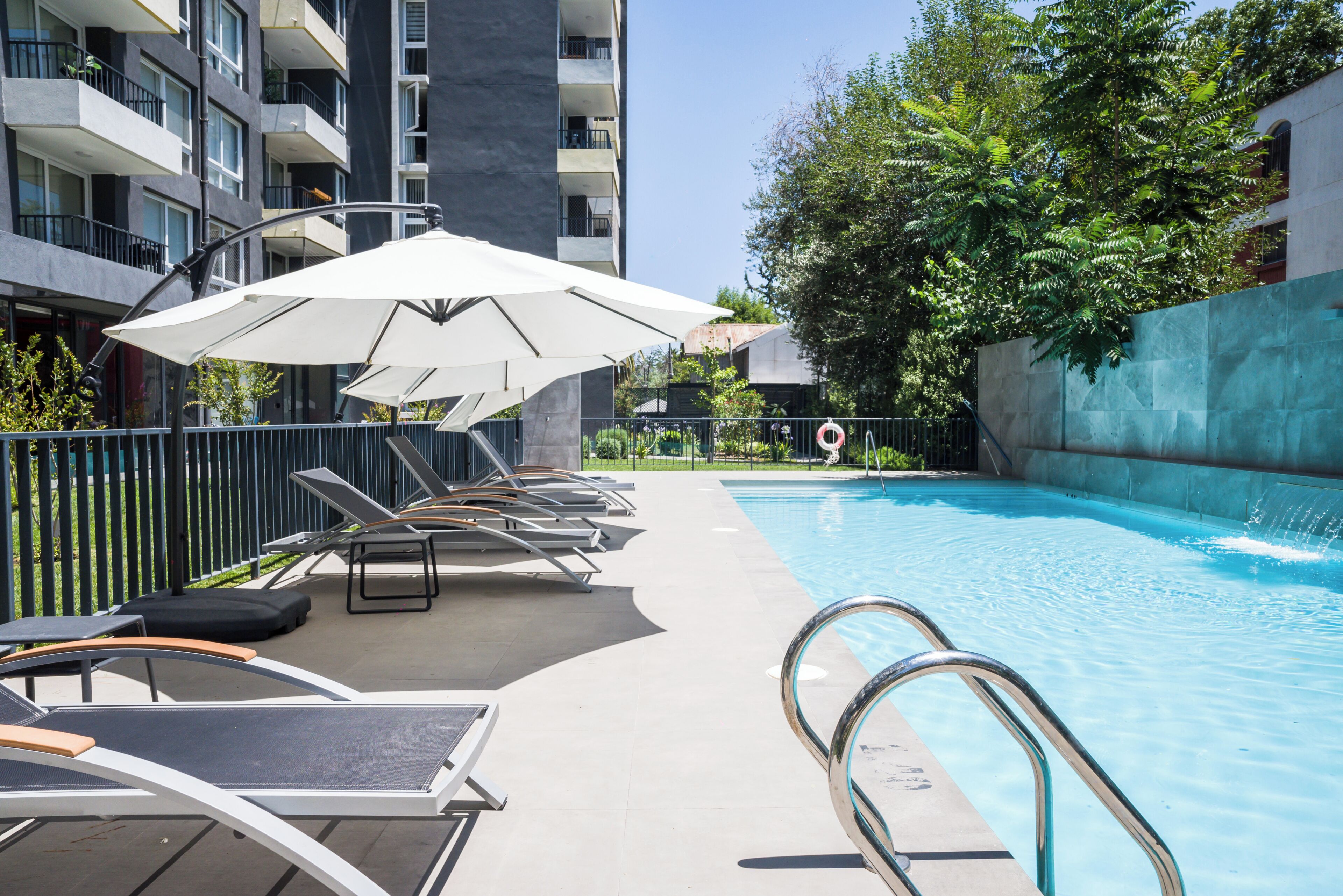 Apartamento família, sacada | Piscina | Piscina externa sazonal