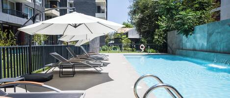 Apartamento família, sacada | Piscina | Piscina externa sazonal