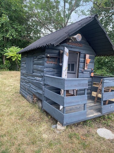 Idyllic Log Cabin: Spend the Night Right Next to the Kangaroos