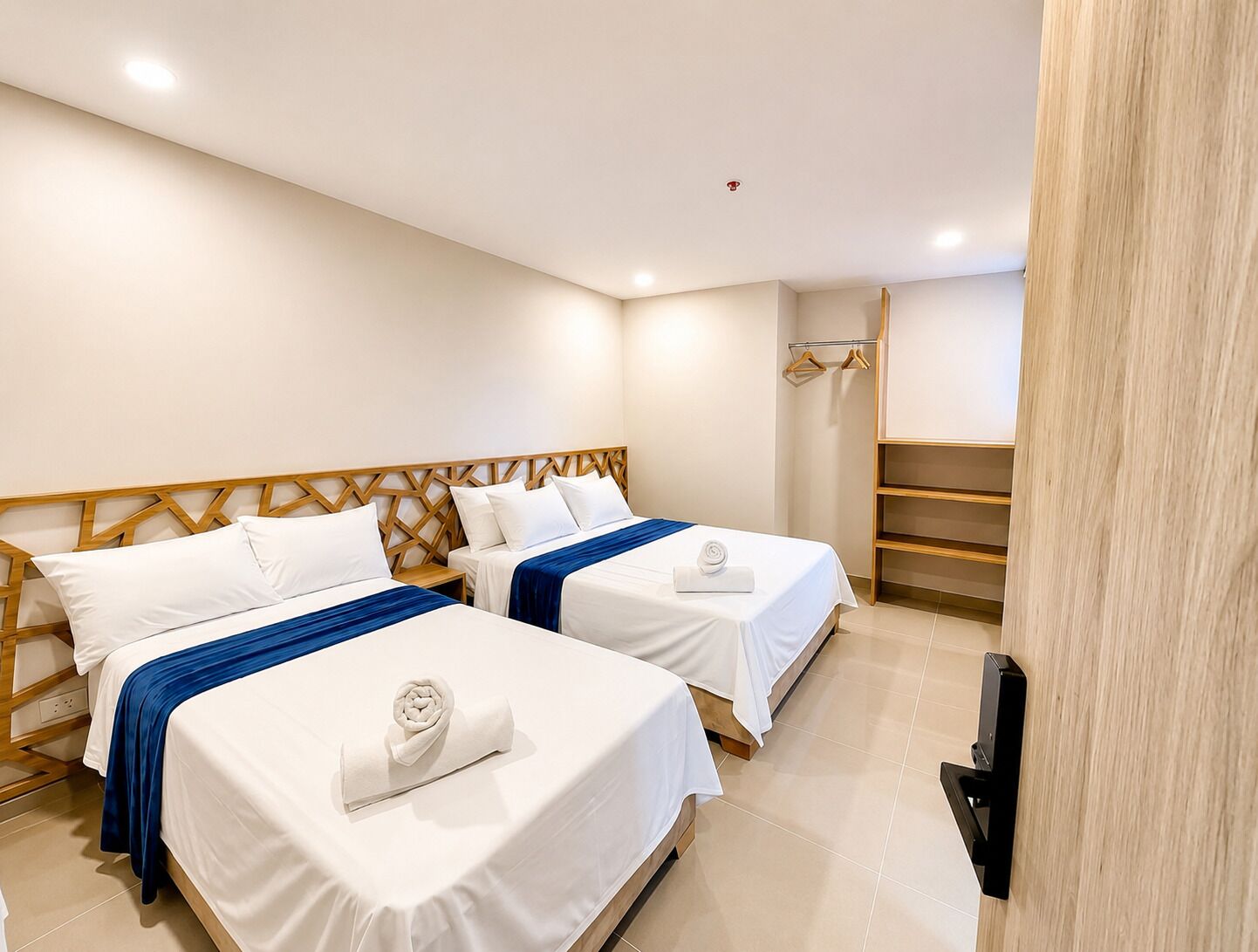Quarto triplo conforto | Cofres nos quartos, Wi-Fi de cortesia