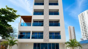 A modern multi-story building with a central vertical column, large windows, and a flat roof. -  Hotel Azure Cartagena (Cartagena)