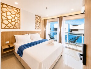 Quarto casal luxo, 1 cama Queen | Cofres nos quartos, Wi-Fi de cortesia