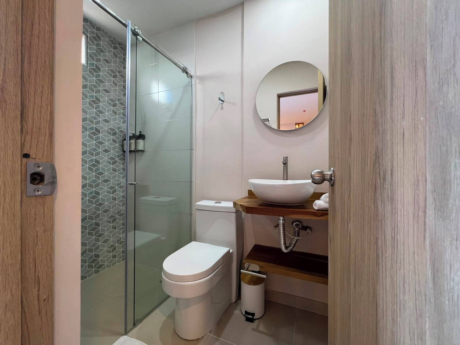 Habitación triple Confort | Baño | Artículos de higiene personal gratuitos