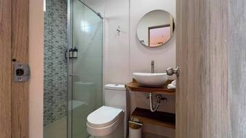 Habitación triple Confort | Baño | Artículos de higiene personal gratuitos