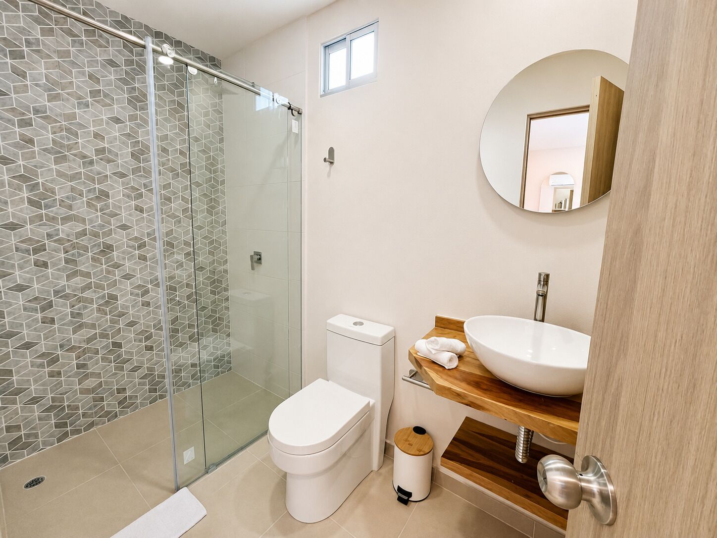 Quarto superior, vista para a cidade | Banheiro | Chuveiro, produtos de toalete grátis, toalhas de banho, sabonete