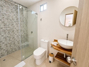 Habitación superior, vista a la ciudad | Baño | Regadera, amenidades de baño gratuitas, toallas, jabón