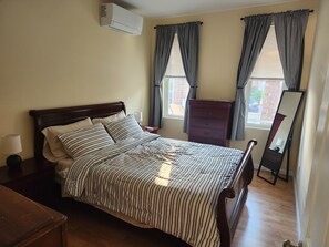 Een strijkplank/strijkijzer, wifi, beddengoed
