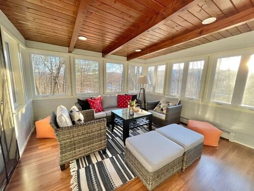4-bedroom cabin in enchanting Sparrow Bush with cozy vibes