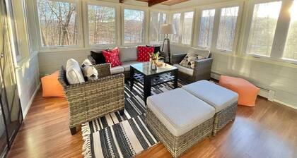 4-bedroom cabin in enchanting Sparrow Bush with cozy vibes