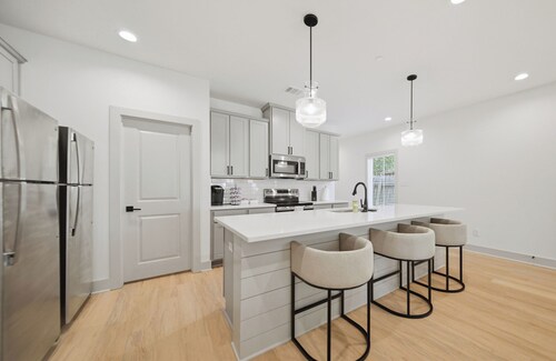 Maverick: 6BR/6.5BA & 5 Minute walk to A&M Campus