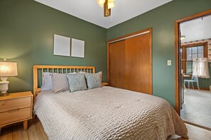 Room - Tosa Farmhouse Guesthouse Upper Duplex (Wauwatosa)