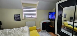2 bedrooms, iron/ironing board, Internet, bed sheets - Spacious 2 bedroom maisonette (Broughton)