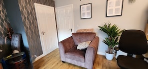Living area - Spacious 2 bedroom maisonette (Broughton)