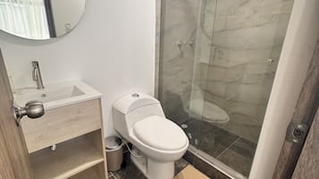 Comfort tweepersoonskamer | Badkamer | Een douche, handdoeken, zeep, shampoo