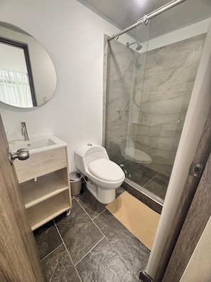 Comfort Double Room | Bathroom | Shower, towels, soap, shampoo - Zentio Hotel (Bogotá)