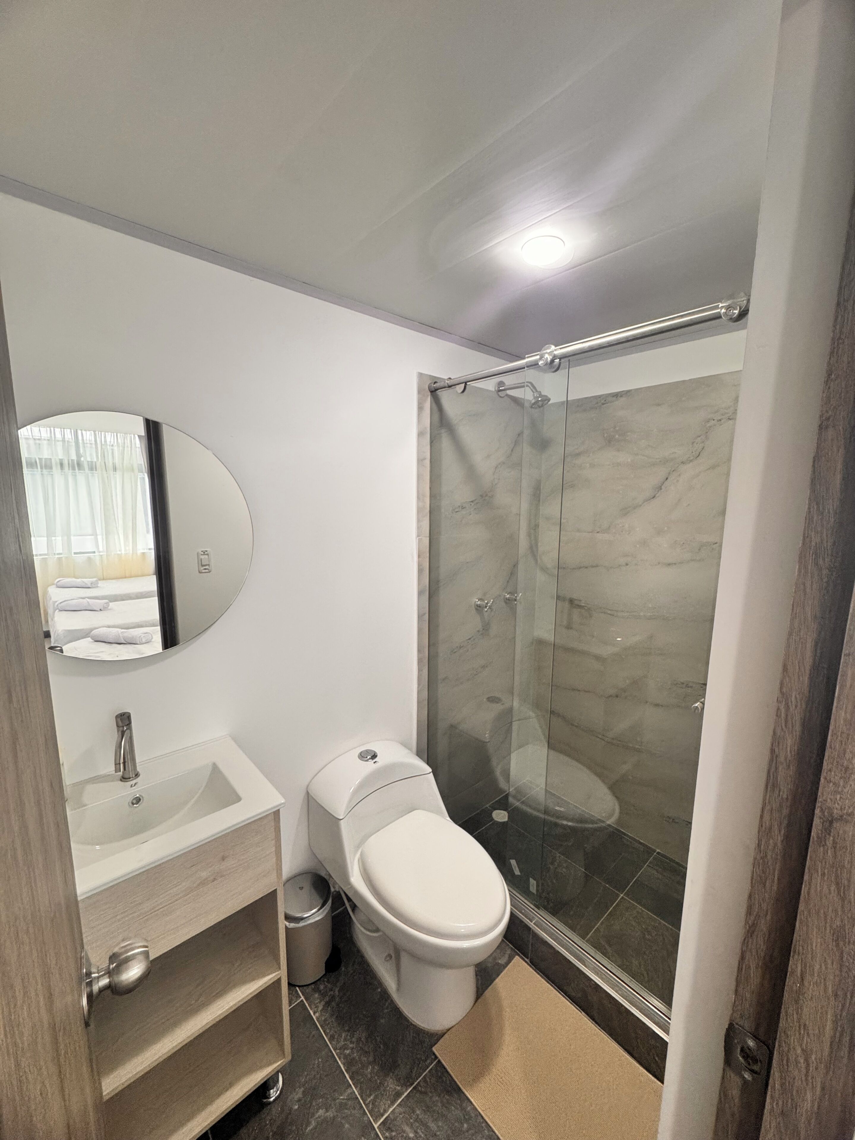 Habitación triple Confort | Baño | Ducha, toallas, jabón y champú