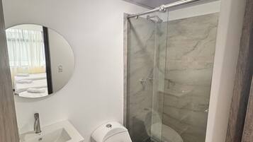 Habitación triple Confort | Baño | Ducha, toallas, jabón y champú