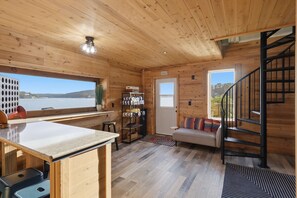 Fernseher, Kamin, Tischfußball, Arbeitsbereiche