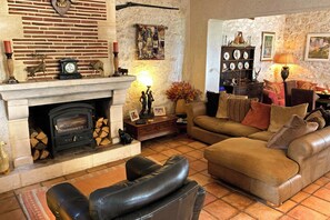 Living area - Cozy 1-bedroom apartment in enchanting Paris with AC (Paris)
