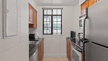 Apartment, 2 Bedrooms | Dapur peribadi | Pembancuh kopi/teh, peti sejuk, ketuhar, dapur
