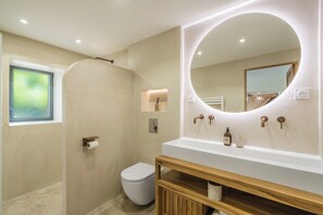 Shower, hair dryer, towels, soap - A Getaway to Les Granges: River 200 meters away on foot (Saint-Martin-d'Ardèche)