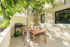 Outdoor dining - A Getaway to Les Granges: River 200 meters away on foot (Saint-Martin-d'Ardèche)