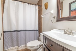 Een douche, een haardroger, handdoeken, zeep