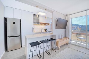 Wasserkocher mit Kaffee-/Teezubehör, Kühlschrank, Mikrowelle, Ofen