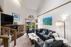 TV, offices - Aspen Paradise, hot tub, ski in/out, dog friendly (Mt Crested Butte)