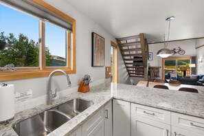 Interior - Aspen Paradise, hot tub, ski in/out, dog friendly (Mt Crested Butte)