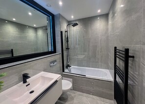 Bathroom - Luxury 2-Bedroom Apartment Birmingham City Centre (Birmingham)