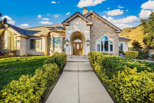 200-acre vineyard estate: swim spa, theater & game room