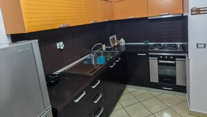 Une cuisine équipée d’un réfrigérateur Samsung, d’une cuisinière et d’un évier.