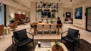 Um interior moderno com área de refeições, cozinha e espaço de estar.