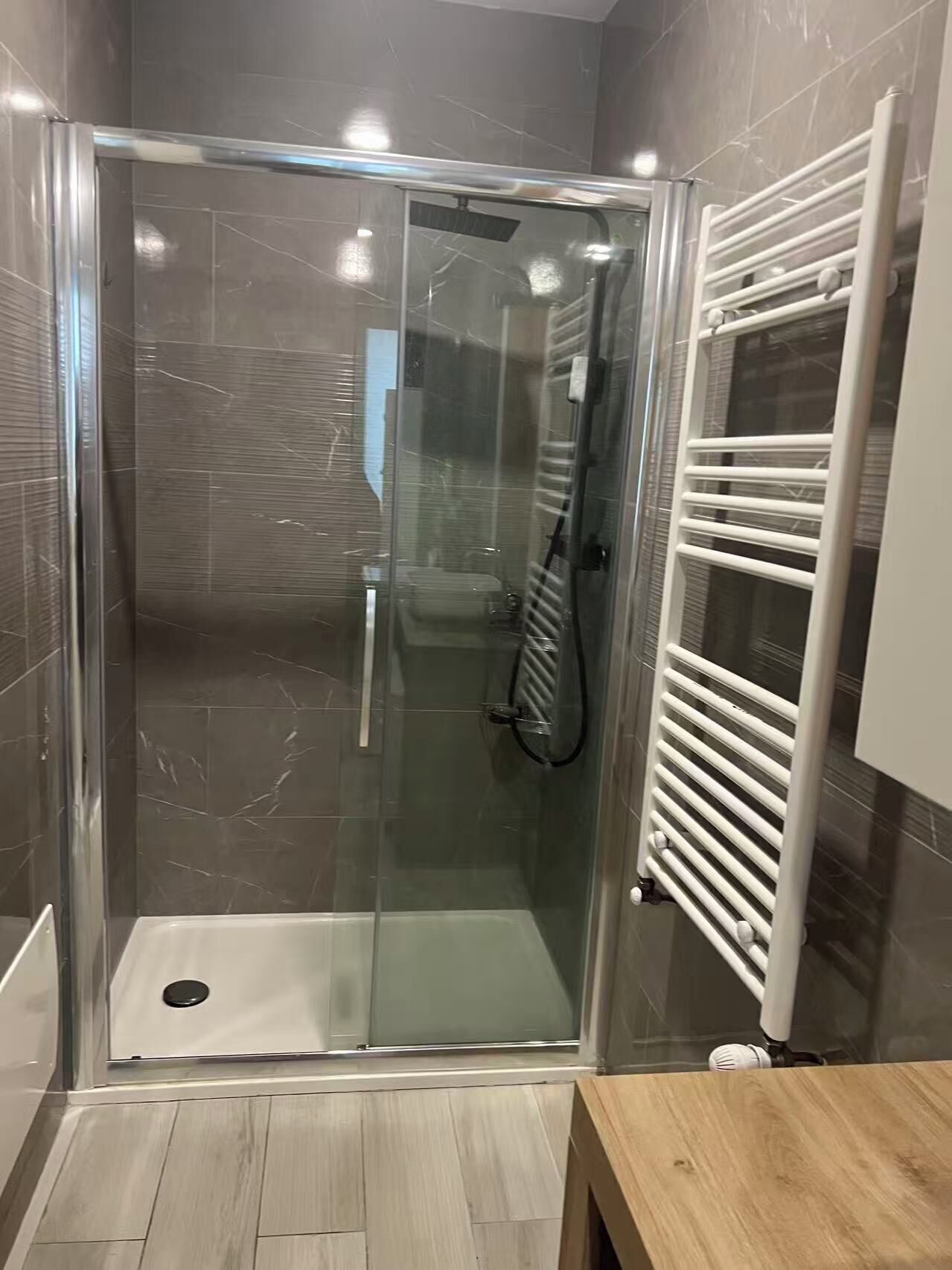 Banheira de hidromassagem, secador de cabelo, bidê, toalhas de banho