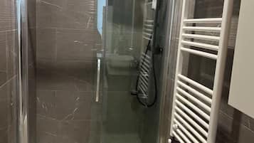 Banheira de hidromassagem, secador de cabelo, bidê, toalhas de banho