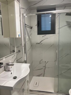 Tina de hidromasaje, secadora de cabello, bidet, toallas 