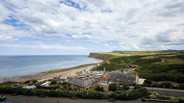 A coastal town with a beach, a road leading to the sea, and buildings with traditional architecture. - Host Stay Kingsley House (Saltburn-by-the-Sea)