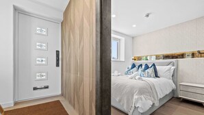 A modern bedroom with a bed, bedside tables, and a window. - 3BR Cosy & Chic House, Guildford Festival Offer! (Gulidford)
