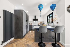 Wasserkocher mit Kaffee-/Teezubehör, Kühlschrank, Mikrowelle, Ofen