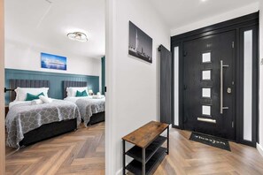 Room - Luxury 2 BR House - Sleeps 6 with Off-Road Parking (Portsmouth)