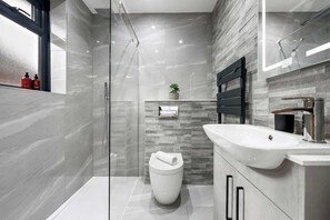 Bathroom - Luxury 2 BR House - Sleeps 6 with Off-Road Parking (Portsmouth)