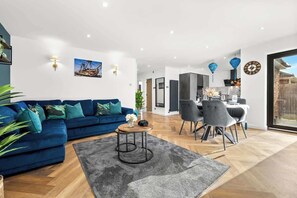 Fernseher, Videospiele, Tischfußball, Arbeitsbereiche