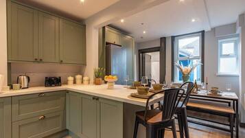 Coffee/tea maker, fridge, microwave, oven