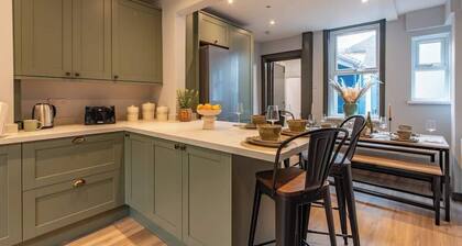 Huge Luxury 6-BR House with Off-Road Parking