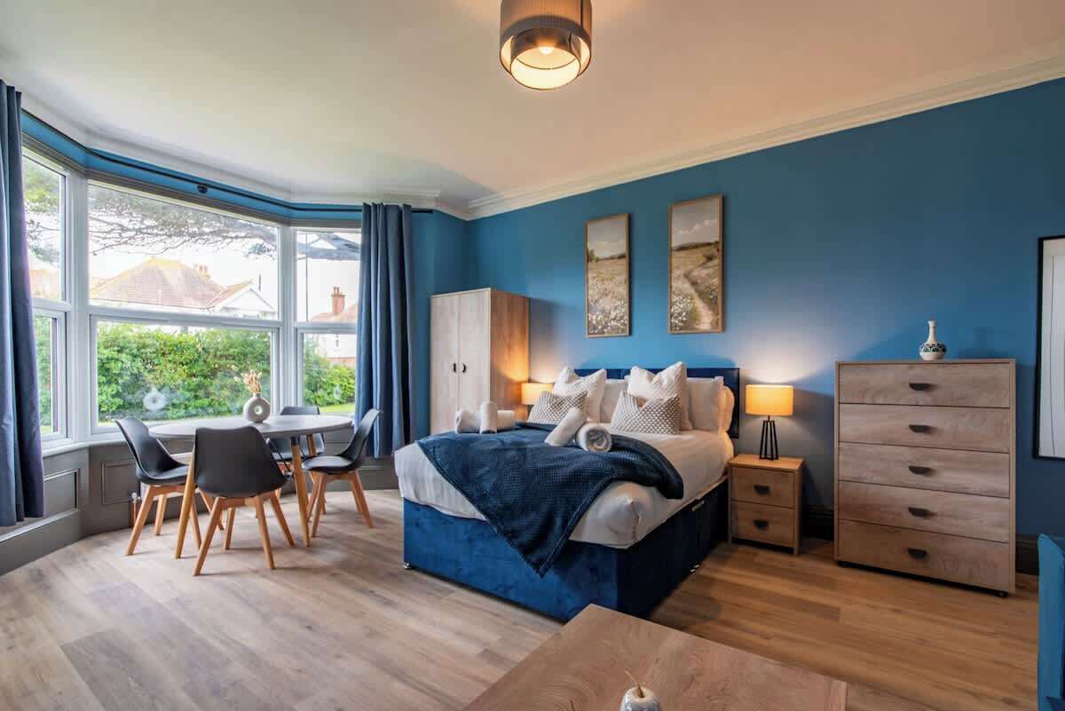 6 bedrooms, iron/ironing board, WiFi, bed sheets
