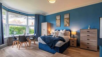 6 bedrooms, iron/ironing board, WiFi, bed sheets