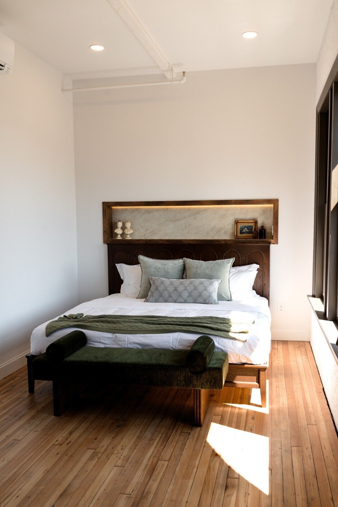 Tabla de planchar con plancha, wifi y ropa de cama 