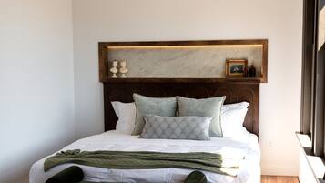 Tabla de planchar con plancha, wifi y ropa de cama