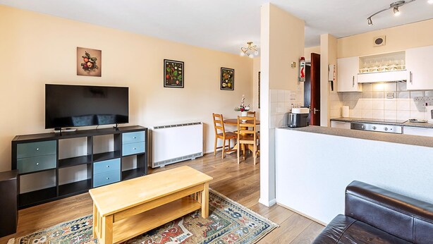 Un apartamento moderno con sala de estar, comedor y cocina.